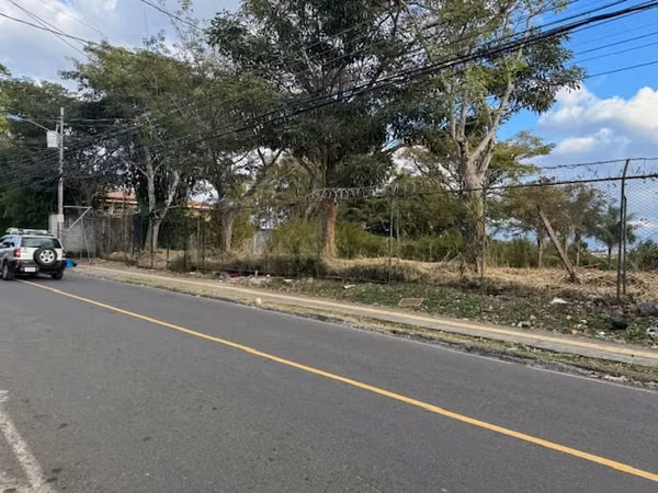 Lot use of ground together , 29m Front Topography Plana