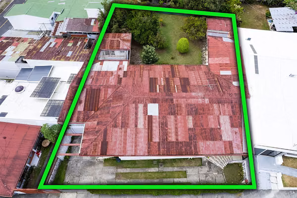 Land for development with construction in Los Yoses (FE).