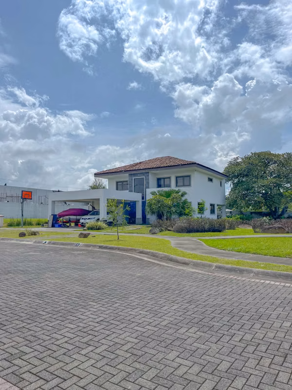 En Venta Casa en Condominio en La Guacima | Piscina, Casa Club | Inmejorable Ubicación