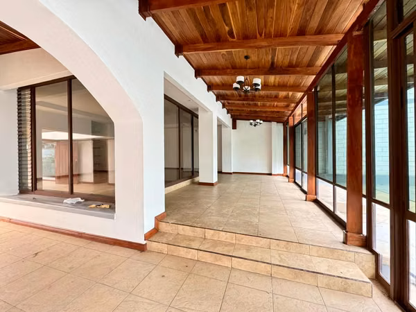 SE VENDE CASA EN GUACHEPELIN DE ESCAZÚ