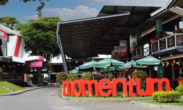 Locales comerciales y para restaurante en Momentum Lindora