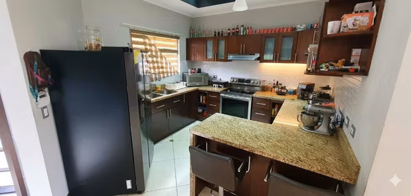 Lujosa Residencia Contemporánea en Coronado | 1,000 m² de Jardín y Vistas Panorámicas