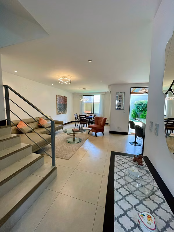 SE VENDE AMPLIA CASA EN CONDOMINIO PARQUES DEL SOL