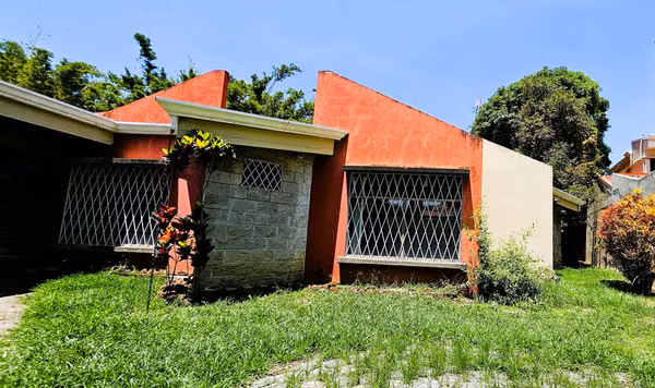 Casa en venta en San Rafael de Escazú, amplio lote, finas maderas, con jacuzzi y casa de servicio