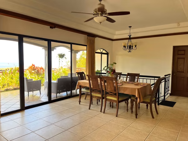 Punta Leona  Se vende casa arriba de playa Blanca 3 Dor- Piscina