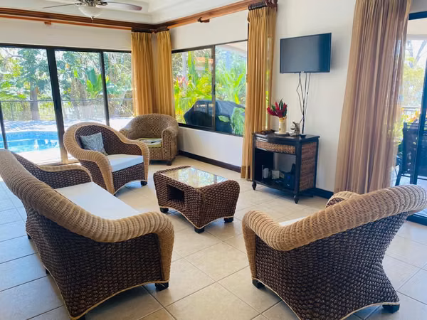 Punta Leona  Se vende casa arriba de playa Blanca 3 Dor- Piscina