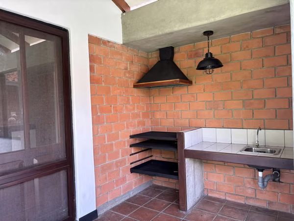 Casa en Moravia estilo Mediterráneo en condominio 4 habitaciones una planta