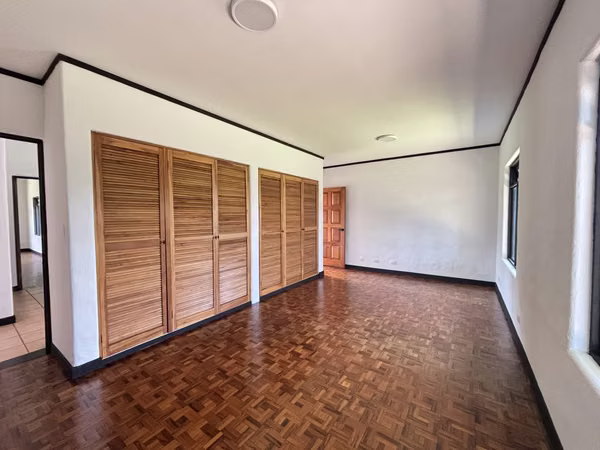 Casa en Moravia estilo Mediterráneo en condominio 4 habitaciones una planta