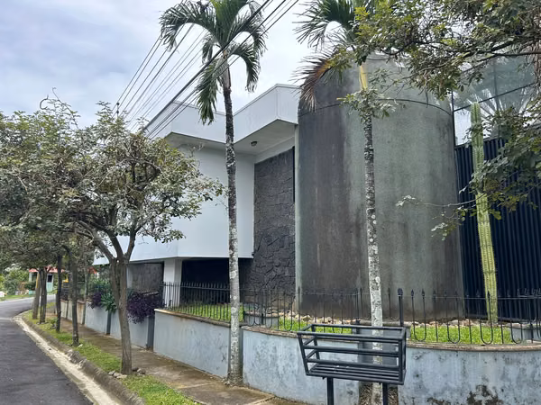 CRISTAL URUCA AMPLIA CASA DE UNA PLANTA CON PISCINA #1137