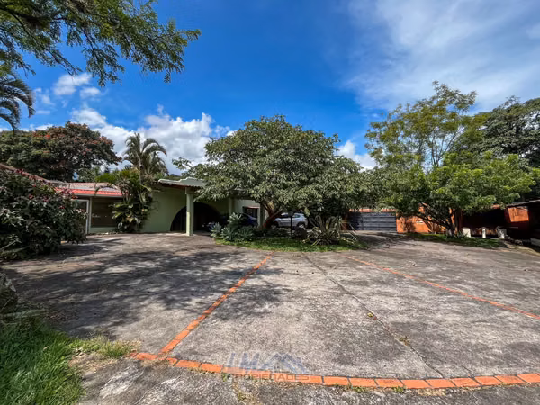 Venta. Santa Ana Centro. Propiedad resindecial con dos casas.