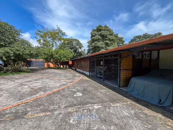 Venta. Santa Ana Centro. Propiedad resindecial con dos casas.