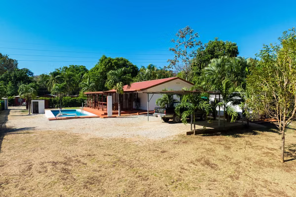 Casa de 2 Habitaciones con Piscina y Lote Amplio – Cerca de Playas en Guanacaste