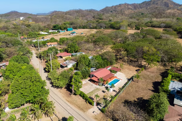 Casa de 2 Habitaciones con Piscina y Lote Amplio – Cerca de Playas en Guanacaste