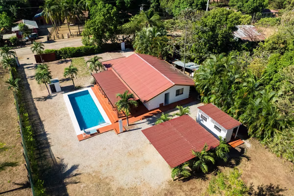 Casa de 2 Habitaciones con Piscina y Lote Amplio – Cerca de Playas en Guanacaste