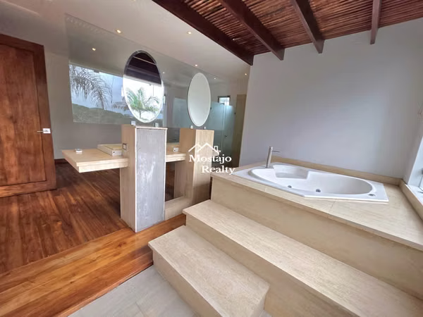 Venta de Casa de lujo,  Residencial Manantiales, Belen, Remate Bancario