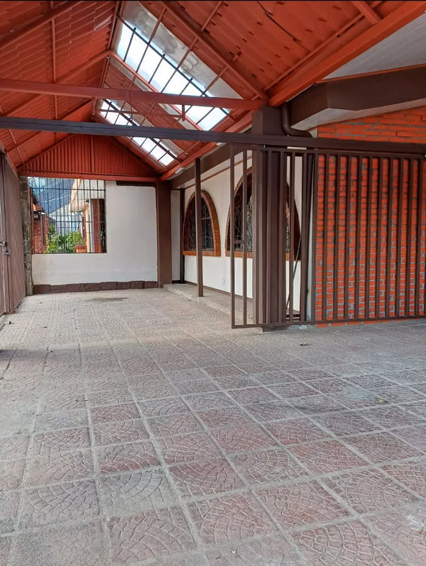 VENDO OPORTUNIDAD  UNICA– CASA CON APARTAMENTOS Y LOCAL COMERCIAL