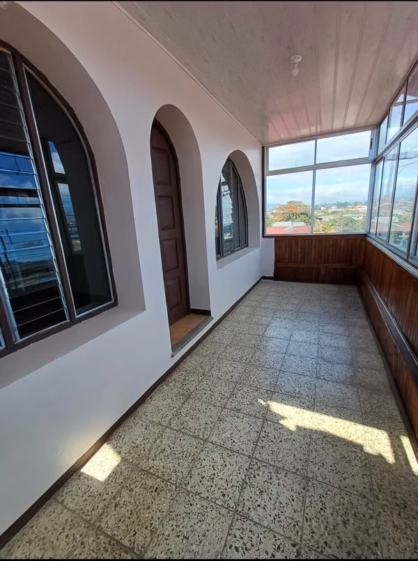 VENDO OPORTUNIDAD  UNICA– CASA CON APARTAMENTOS Y LOCAL COMERCIAL