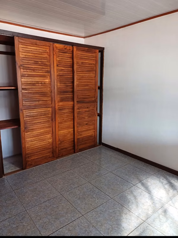 VENDO OPORTUNIDAD  UNICA– CASA CON APARTAMENTOS Y LOCAL COMERCIAL