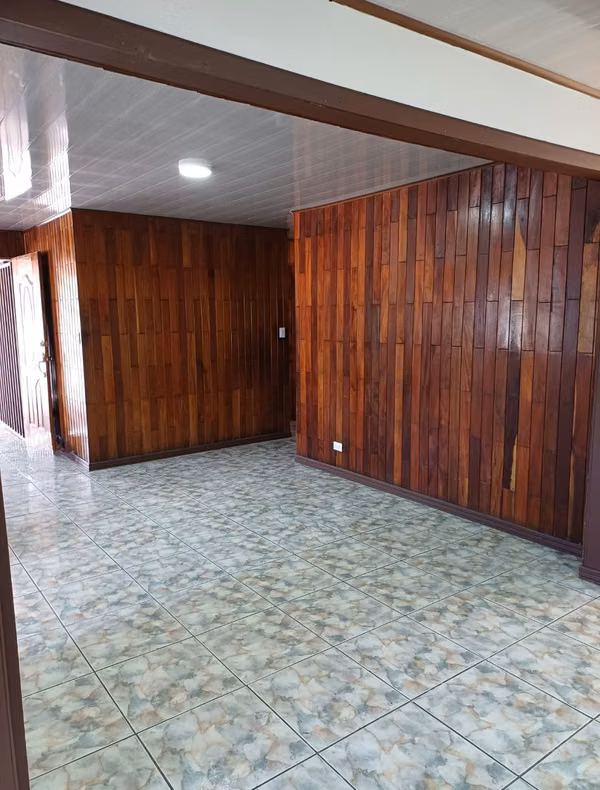 VENDO OPORTUNIDAD  UNICA– CASA CON APARTAMENTOS Y LOCAL COMERCIAL