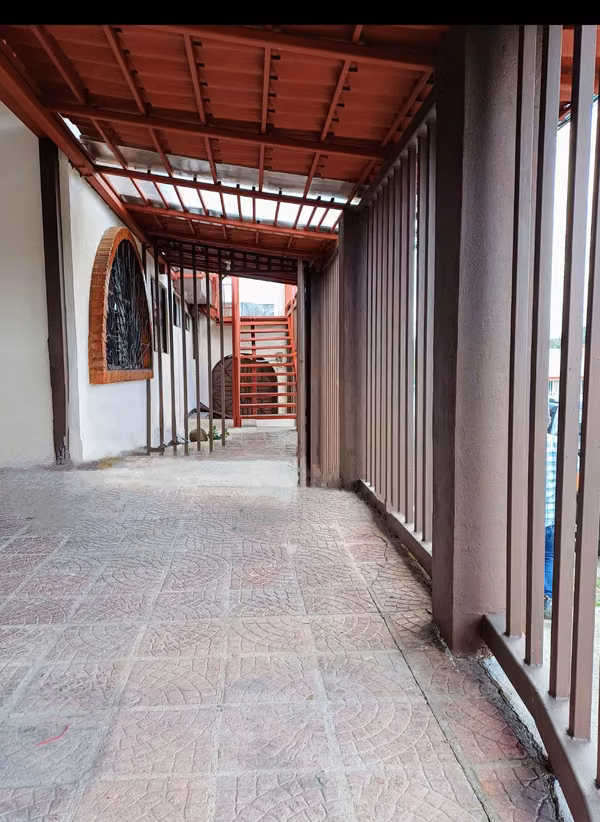 VENDO OPORTUNIDAD  UNICA– CASA CON APARTAMENTOS Y LOCAL COMERCIAL