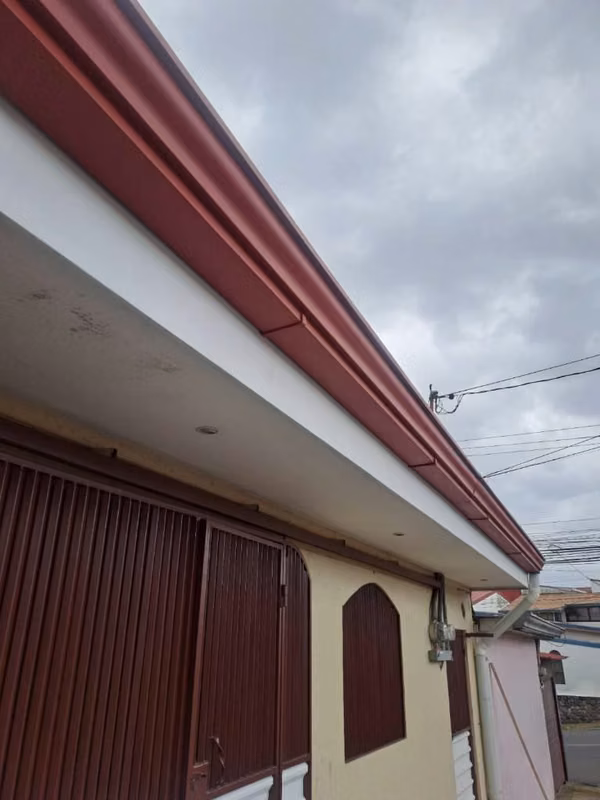 INSTALACIÓN DE CANOAS Y TODO EN HOJALATERÍA. TECHOS, FILTRACIONES Y GOTERAS. TODO EN PINTURA.