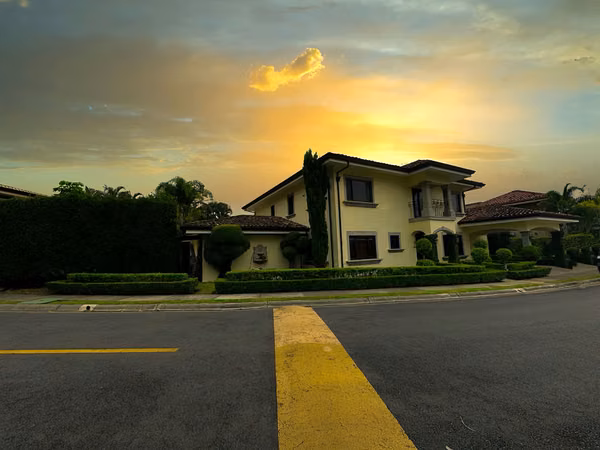 ALQUILER Y VENTA DE CASA EN CONDOMINIO DE LUJO - SANTA ANA