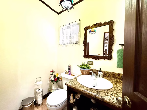 Casa de Tres Dormitorios - Exclusivo Condominio Villas de Venecia - Ayarco Sur