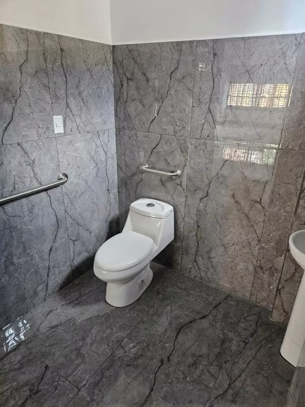 Espacioso local comercial con excelente ubicación