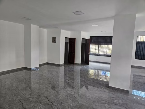 Espacioso local comercial con excelente ubicación