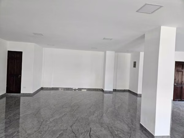 Espacioso local comercial con excelente ubicación