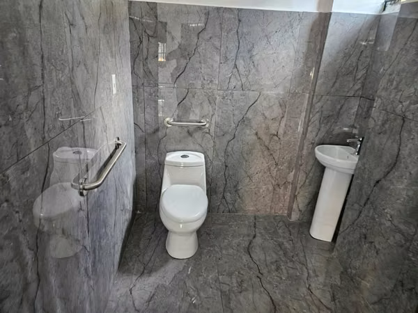Espacioso local comercial con excelente ubicación