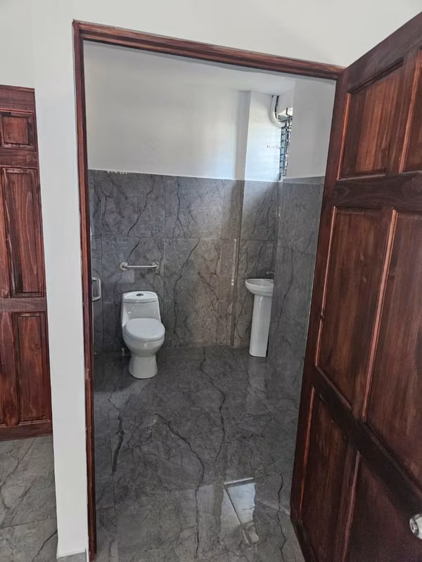 Espacioso local comercial con excelente ubicación