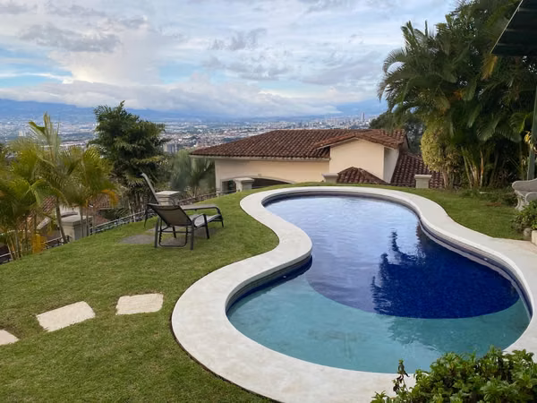 Escazu, Jaboncillo Casa en condominio, impresionantes vistas a volcanes y ciudad.