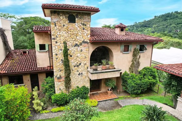 Se vende espectacular Casa tipo toscana, Piedades, Santa Ana (FE).