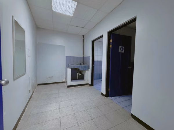 Amplio Local Comercial (Edificio) Esquinero / San Antonio, Desamparados. (Plazoleta) Alquiler o Venta.