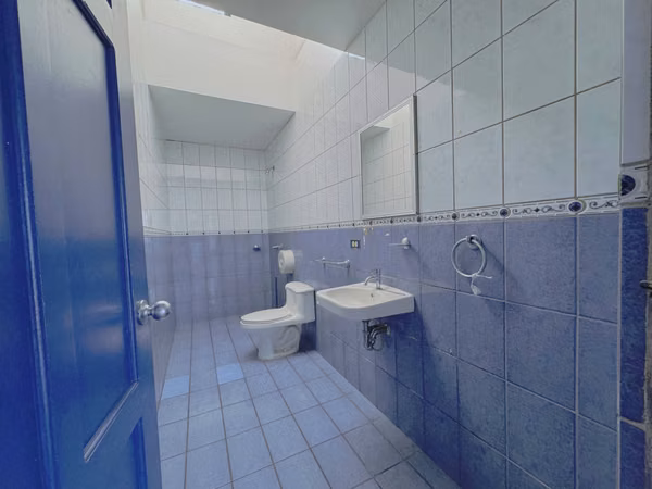 Amplio Local Comercial (Edificio) Esquinero / San Antonio, Desamparados. (Plazoleta) Alquiler o Venta.