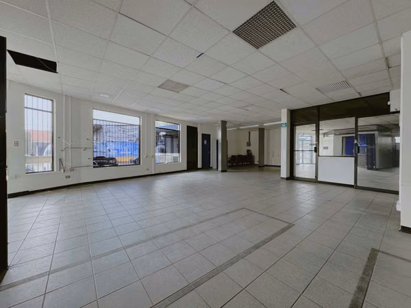 Amplio Local Comercial (Edificio) Esquinero / San Antonio, Desamparados. (Plazoleta) Alquiler o Venta.