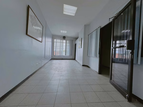 Amplio Local Comercial (Edificio) Esquinero / San Antonio, Desamparados. (Plazoleta) Alquiler o Venta.
