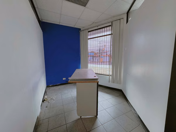 Amplio Local Comercial (Edificio) Esquinero / San Antonio, Desamparados. (Plazoleta) Alquiler o Venta.