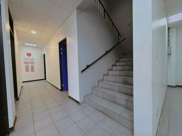 Amplio Local Comercial (Edificio) Esquinero / San Antonio, Desamparados. (Plazoleta) Alquiler o Venta.