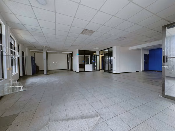 Amplio Local Comercial (Edificio) Esquinero / San Antonio, Desamparados. (Plazoleta) Alquiler o Venta.