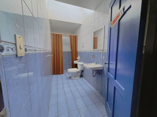 Amplio Local Comercial (Edificio) Esquinero / San Antonio, Desamparados. (Plazoleta) Alquiler o Venta.