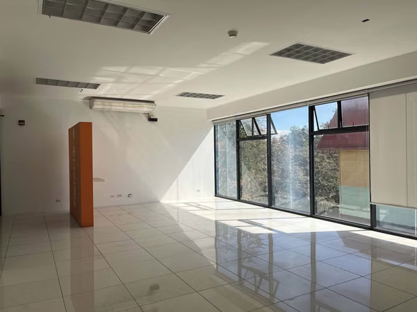 OFICINA EN ALQUILER EN SAN RAFAEL DE ESCAZÚ - frente a Avenida Escazú - 64.5 m2 - 2 parqueos - A/C incluido
