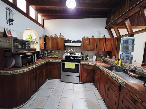 Venta de casa independiente, Avenida Principal, San Rafael de Escazu