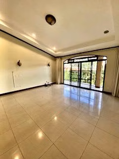 Escazú en Venta Hermosa Casa 6 HAB  Espacio de parqueo 10 carros