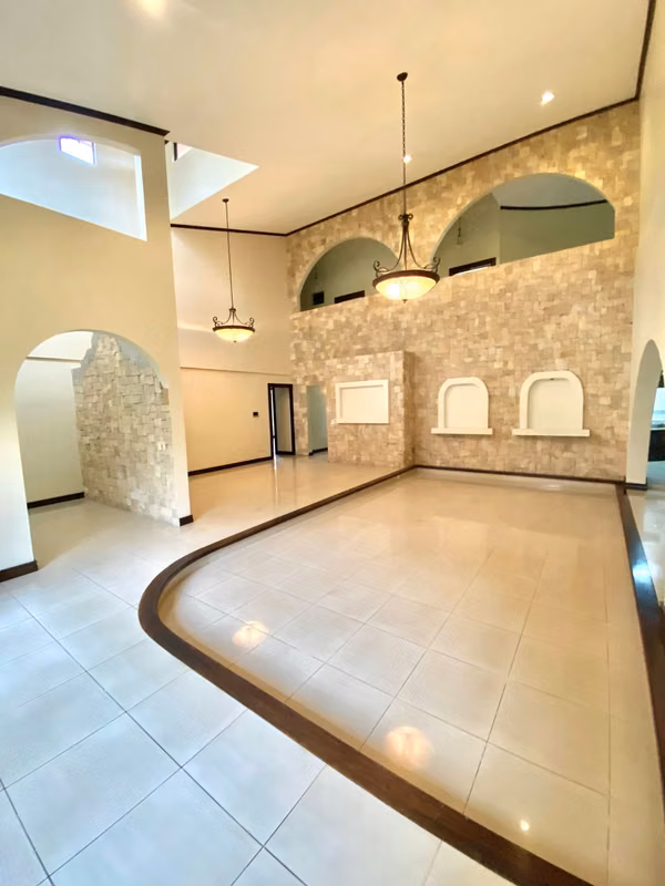 Escazú en Venta Hermosa Casa 6 HAB  Espacio de parqueo 10 carros