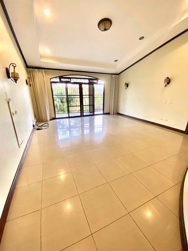Escazú en Venta Hermosa Casa 6 HAB  Espacio de parqueo 10 carros