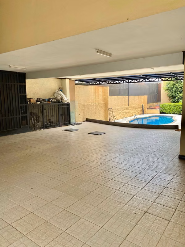 Escazú en Venta Hermosa Casa 6 HAB  Espacio de parqueo 10 carros