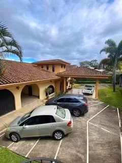 Escazú en Venta Hermosa Casa 6 HAB  Espacio de parqueo 10 carros