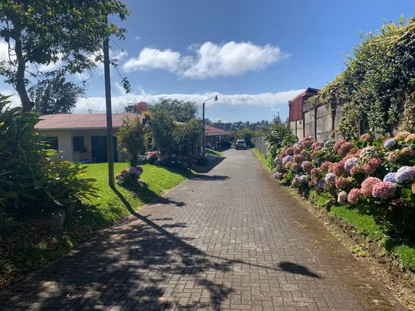 Propiedad con 2 casas y vistas, San Isidro de Heredia